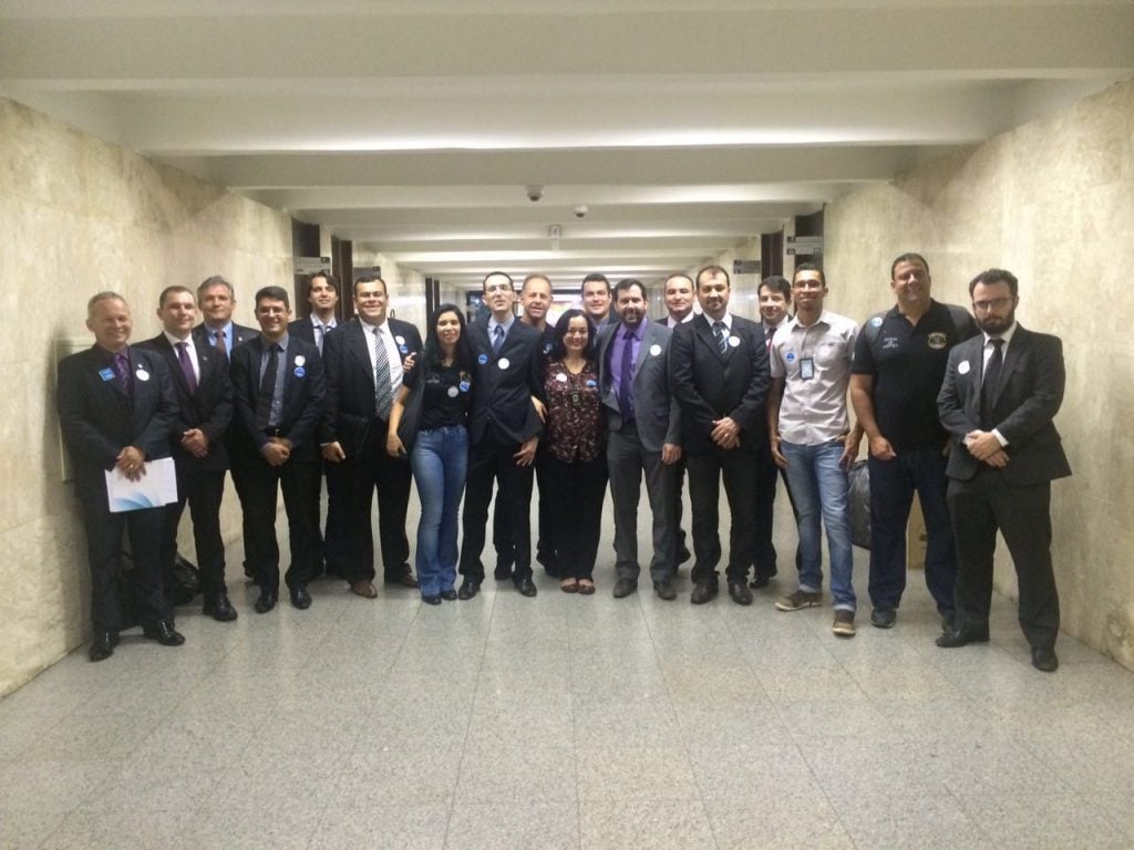 Oficiais de Justiça com o senador Magno Malta, garantiu apoio ao projeto